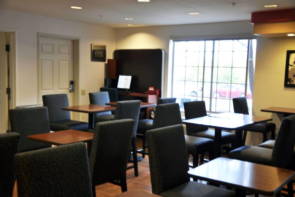 Towneplace By Marriott Airport 3*